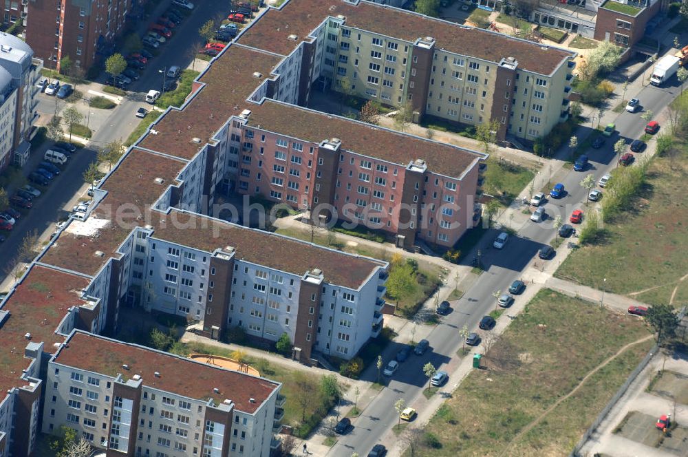 Berlin from the bird's eye view: Blick auf das Wohngebiet Weiße Taube in Berlin Hohenschönhausen an der Schalkauer Strasse. Die Wohnhäuser entstanden auf dem Gelände einer ehemaligen Gärtnerei. View of the residential area White Dove in Berlin at the Hohenschönhausen Schalkauer Street. The houses built on the site of a former nursery.