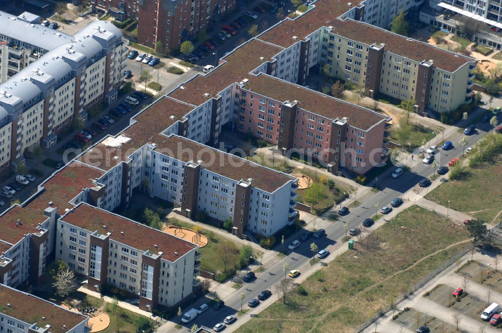 Aerial image Berlin - Blick auf das Wohngebiet Weiße Taube in Berlin Hohenschönhausen an der Schalkauer Strasse. Die Wohnhäuser entstanden auf dem Gelände einer ehemaligen Gärtnerei. View of the residential area White Dove in Berlin at the Hohenschönhausen Schalkauer Street. The houses built on the site of a former nursery.