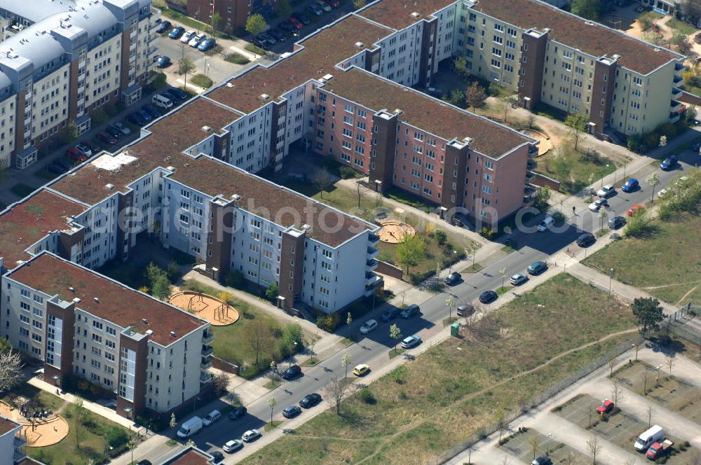 Aerial photograph Berlin - Blick auf das Wohngebiet Weiße Taube in Berlin Hohenschönhausen an der Schalkauer Strasse. Die Wohnhäuser entstanden auf dem Gelände einer ehemaligen Gärtnerei. View of the residential area White Dove in Berlin at the Hohenschönhausen Schalkauer Street. The houses built on the site of a former nursery.