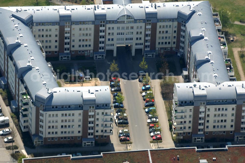 Berlin from above - Blick auf das Wohngebiet Weiße Taube in Berlin Hohenschönhausen an der Schalkauer Strasse. Die Wohnhäuser entstanden auf dem Gelände einer ehemaligen Gärtnerei. View of the residential area White Dove in Berlin at the Hohenschönhausen Schalkauer Street. The houses built on the site of a former nursery.