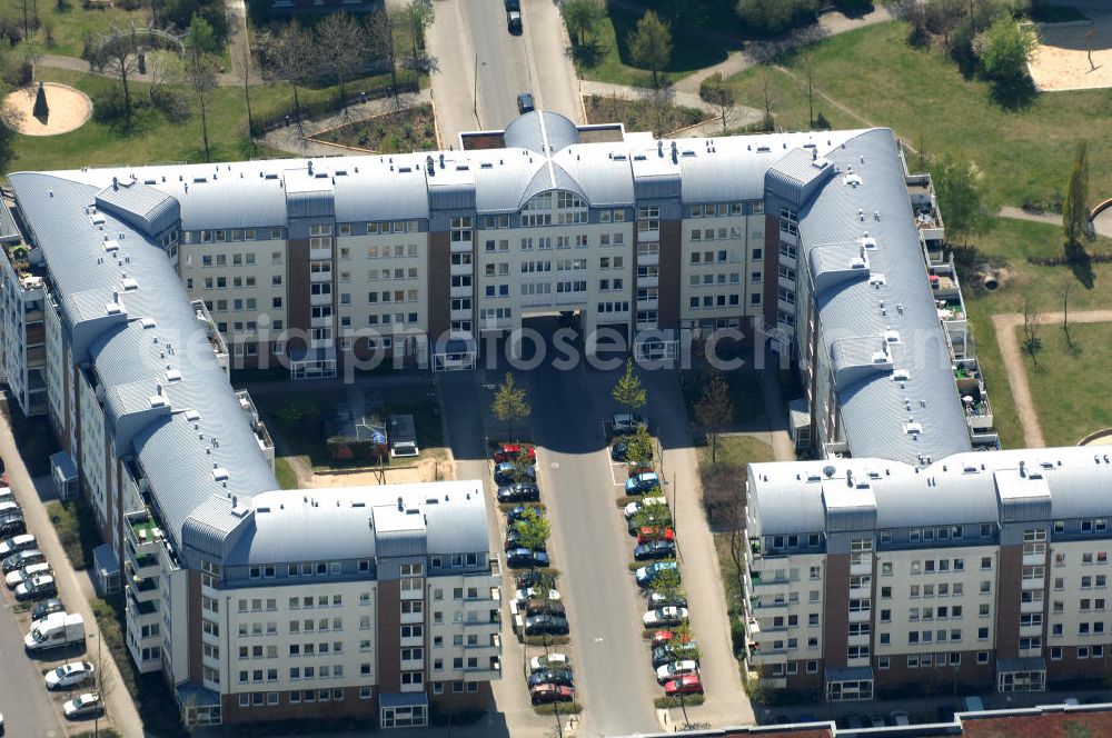 Berlin from the bird's eye view: Blick auf das Wohngebiet Weiße Taube in Berlin Hohenschönhausen an der Schalkauer Strasse. Die Wohnhäuser entstanden auf dem Gelände einer ehemaligen Gärtnerei. View of the residential area White Dove in Berlin at the Hohenschönhausen Schalkauer Street. The houses built on the site of a former nursery.