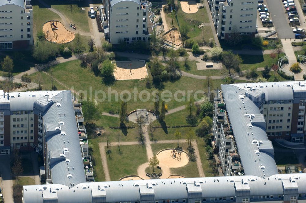 Aerial image Berlin - Blick auf das Wohngebiet Weiße Taube in Berlin Hohenschönhausen an der Schalkauer Strasse. Die Wohnhäuser entstanden auf dem Gelände einer ehemaligen Gärtnerei. View of the residential area White Dove in Berlin at the Hohenschönhausen Schalkauer Street. The houses built on the site of a former nursery.