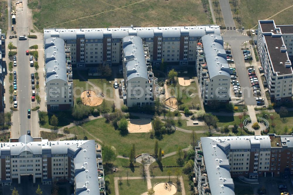 Aerial photograph Berlin - Blick auf das Wohngebiet Weiße Taube in Berlin Hohenschönhausen an der Schalkauer Strasse. Die Wohnhäuser entstanden auf dem Gelände einer ehemaligen Gärtnerei. View of the residential area White Dove in Berlin at the Hohenschönhausen Schalkauer Street. The houses built on the site of a former nursery.