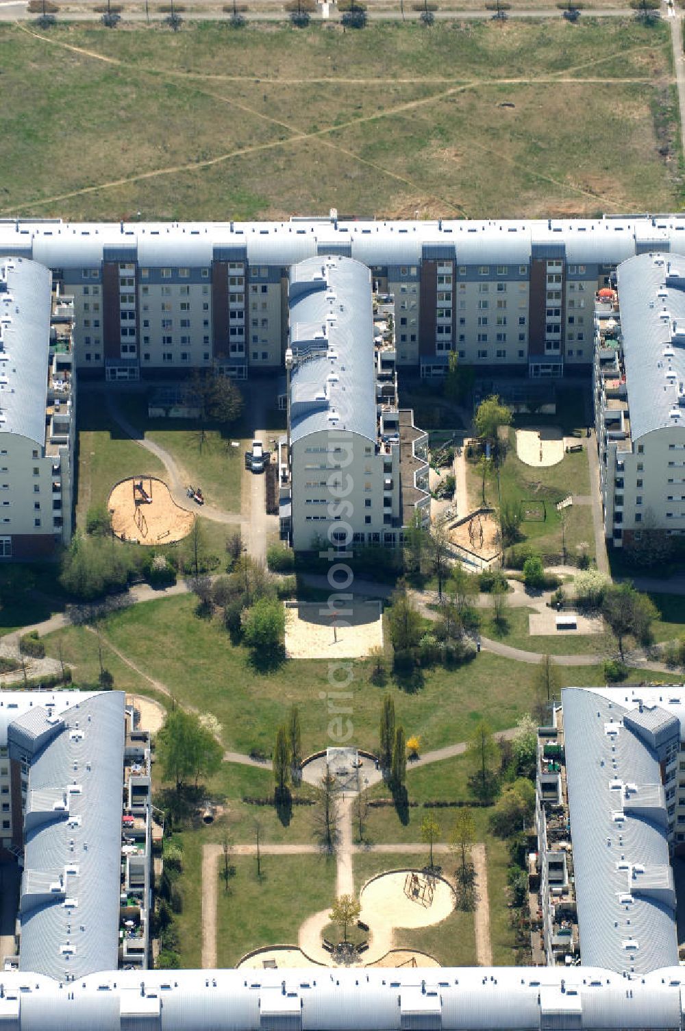 Berlin from above - Blick auf das Wohngebiet Weiße Taube in Berlin Hohenschönhausen an der Schalkauer Strasse. Die Wohnhäuser entstanden auf dem Gelände einer ehemaligen Gärtnerei. View of the residential area White Dove in Berlin at the Hohenschönhausen Schalkauer Street. The houses built on the site of a former nursery.