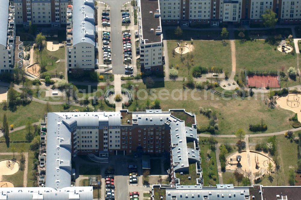 Berlin from the bird's eye view: Blick auf das Wohngebiet Weiße Taube in Berlin Hohenschönhausen an der Schalkauer Strasse. Die Wohnhäuser entstanden auf dem Gelände einer ehemaligen Gärtnerei. View of the residential area White Dove in Berlin at the Hohenschönhausen Schalkauer Street. The houses built on the site of a former nursery.