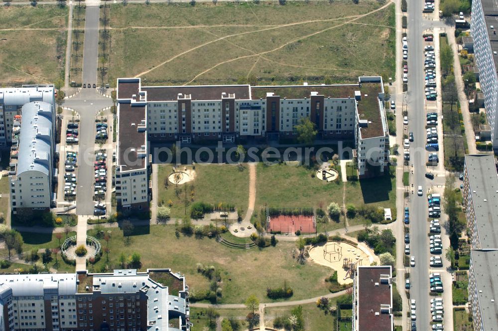 Aerial image Berlin - Blick auf das Wohngebiet Weiße Taube in Berlin Hohenschönhausen an der Schalkauer Strasse. Die Wohnhäuser entstanden auf dem Gelände einer ehemaligen Gärtnerei. View of the residential area White Dove in Berlin at the Hohenschönhausen Schalkauer Street. The houses built on the site of a former nursery.