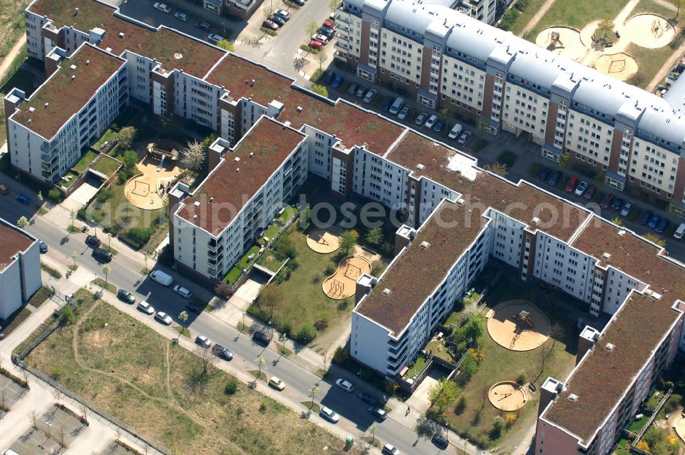 Aerial photograph Berlin - Blick auf das Wohngebiet Weiße Taube in Berlin Hohenschönhausen an der Schalkauer Strasse. Die Wohnhäuser entstanden auf dem Gelände einer ehemaligen Gärtnerei. View of the residential area White Dove in Berlin at the Hohenschönhausen Schalkauer Street. The houses built on the site of a former nursery.