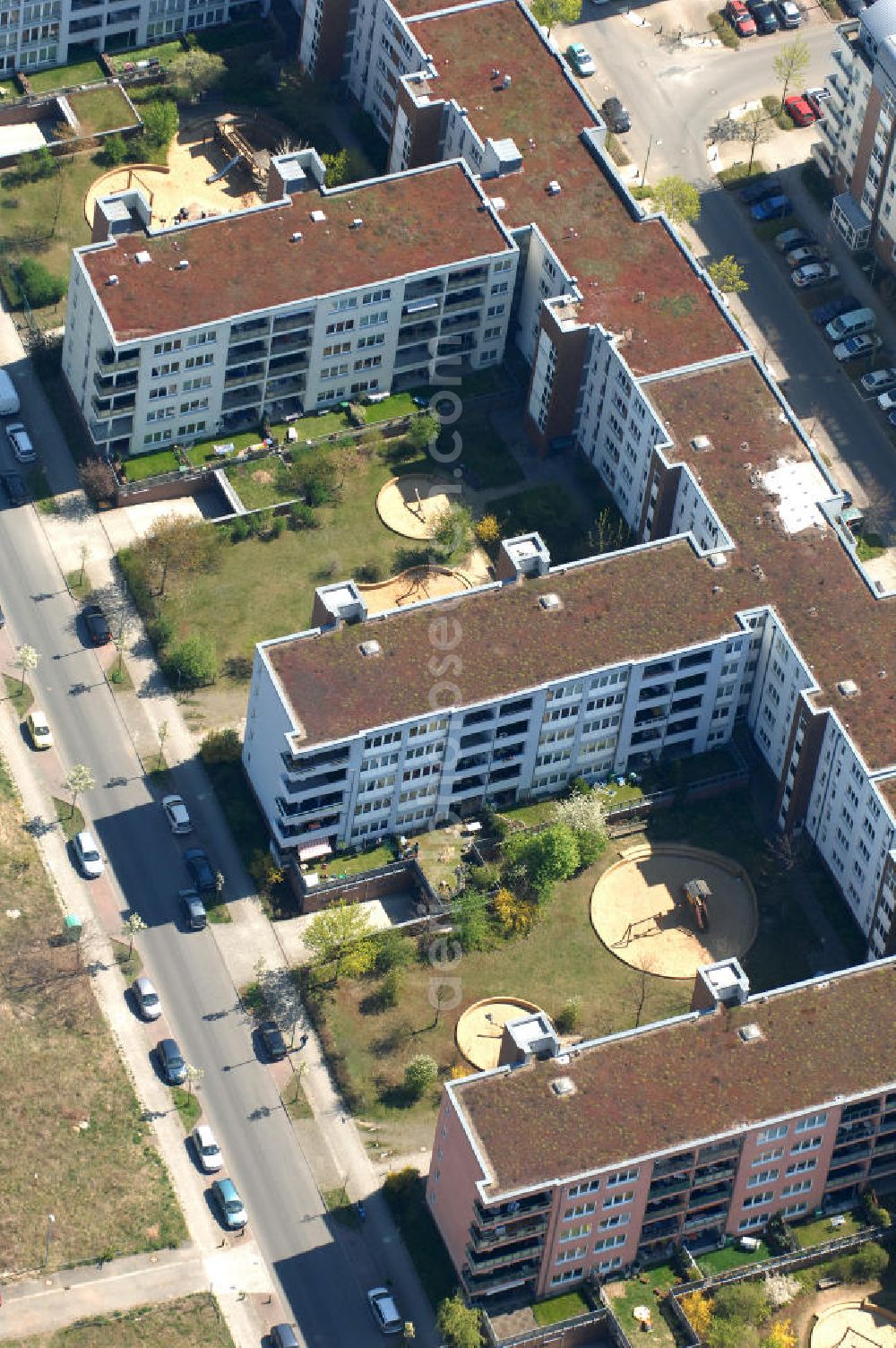 Berlin from above - Blick auf das Wohngebiet Weiße Taube in Berlin Hohenschönhausen an der Schalkauer Strasse. Die Wohnhäuser entstanden auf dem Gelände einer ehemaligen Gärtnerei. View of the residential area White Dove in Berlin at the Hohenschönhausen Schalkauer Street. The houses built on the site of a former nursery.