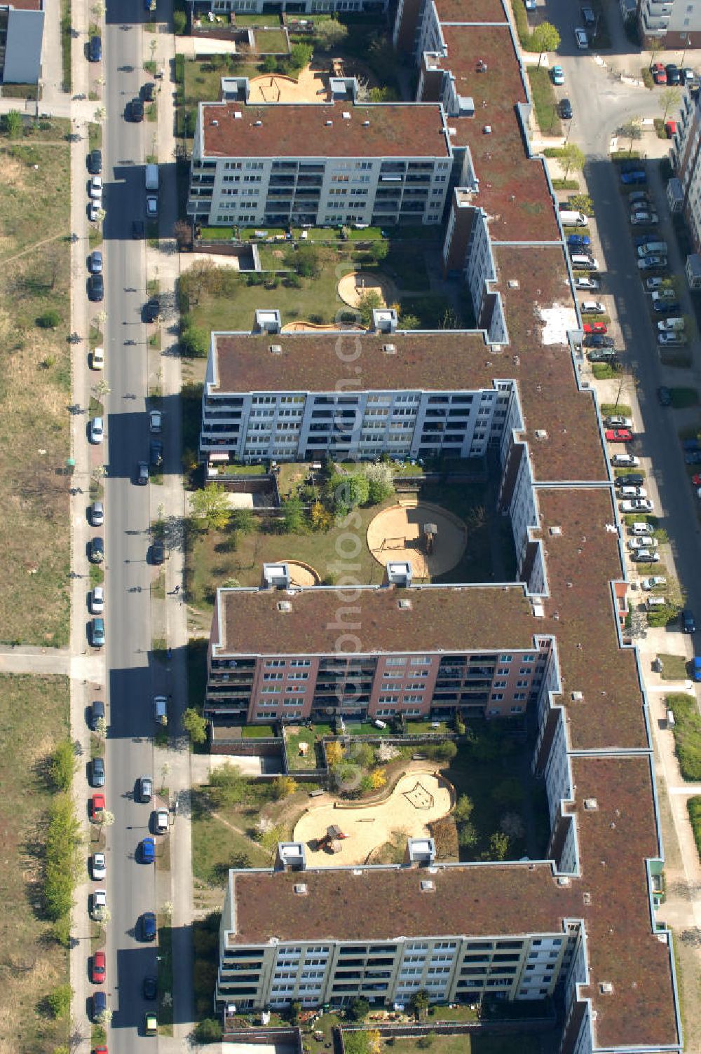 Berlin from the bird's eye view: Blick auf das Wohngebiet Weiße Taube in Berlin Hohenschönhausen an der Schalkauer Strasse. Die Wohnhäuser entstanden auf dem Gelände einer ehemaligen Gärtnerei. View of the residential area White Dove in Berlin at the Hohenschönhausen Schalkauer Street. The houses built on the site of a former nursery.