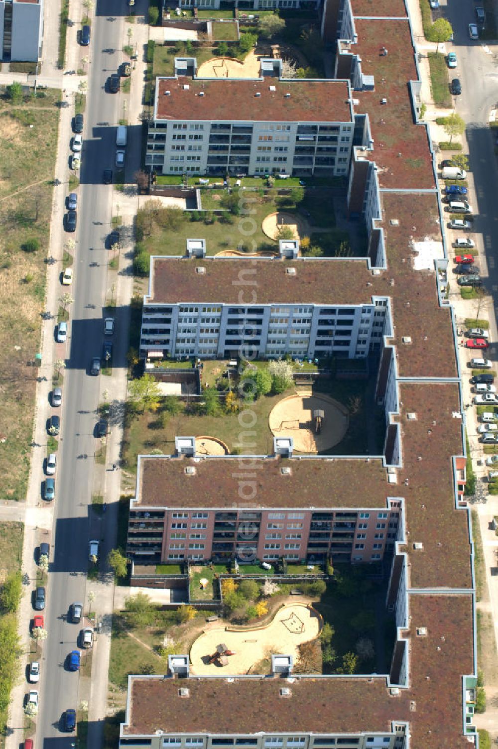 Aerial image Berlin - Blick auf das Wohngebiet Weiße Taube in Berlin Hohenschönhausen an der Schalkauer Strasse. Die Wohnhäuser entstanden auf dem Gelände einer ehemaligen Gärtnerei. View of the residential area White Dove in Berlin at the Hohenschönhausen Schalkauer Street. The houses built on the site of a former nursery.