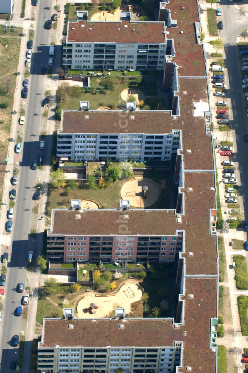 Aerial photograph Berlin - Blick auf das Wohngebiet Weiße Taube in Berlin Hohenschönhausen an der Schalkauer Strasse. Die Wohnhäuser entstanden auf dem Gelände einer ehemaligen Gärtnerei. View of the residential area White Dove in Berlin at the Hohenschönhausen Schalkauer Street. The houses built on the site of a former nursery.