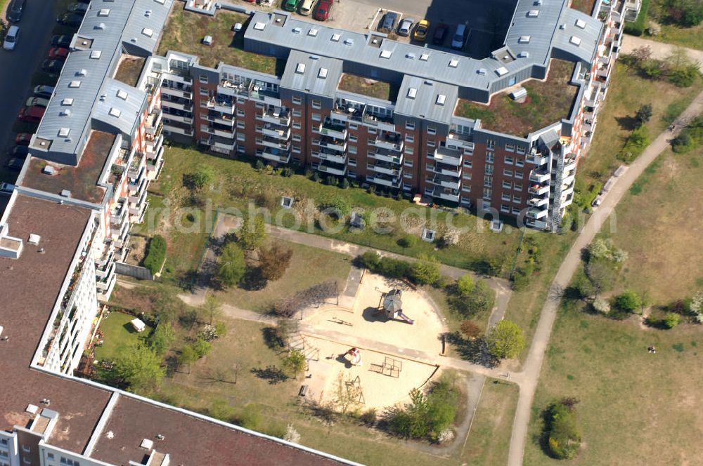 Berlin from above - Blick auf das Wohngebiet Weiße Taube in Berlin Hohenschönhausen an der Schalkauer Strasse. Die Wohnhäuser entstanden auf dem Gelände einer ehemaligen Gärtnerei. View of the residential area White Dove in Berlin at the Hohenschönhausen Schalkauer Street. The houses built on the site of a former nursery.