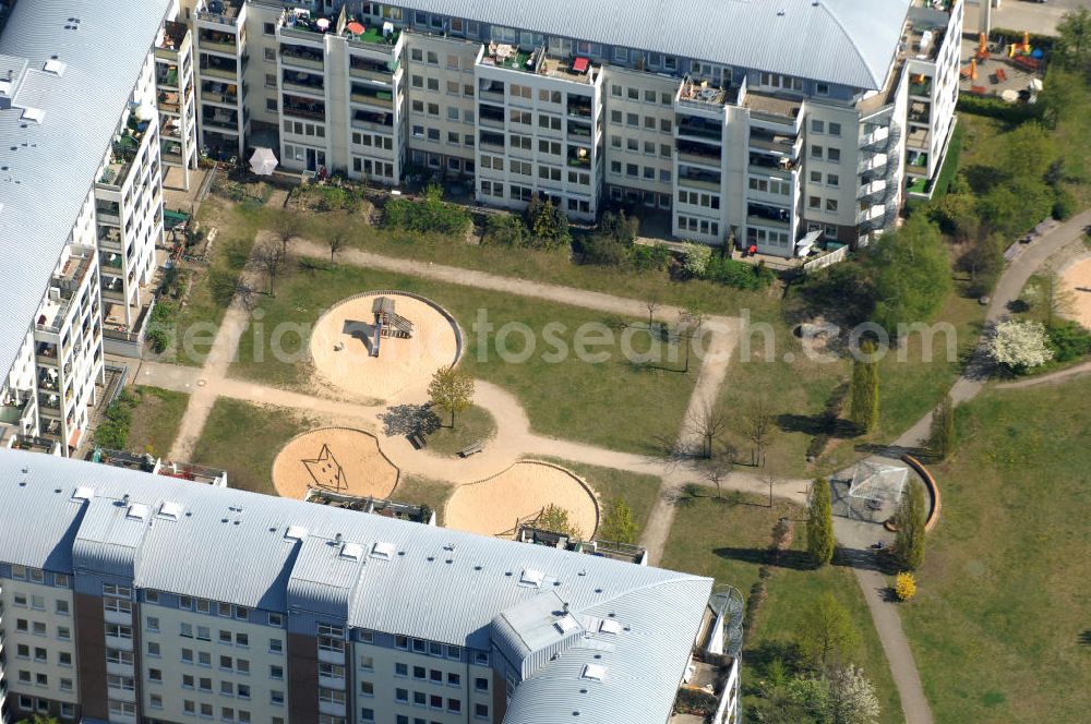 Berlin from the bird's eye view: Blick auf das Wohngebiet Weiße Taube in Berlin Hohenschönhausen an der Schalkauer Strasse. Die Wohnhäuser entstanden auf dem Gelände einer ehemaligen Gärtnerei. View of the residential area White Dove in Berlin at the Hohenschönhausen Schalkauer Street. The houses built on the site of a former nursery.