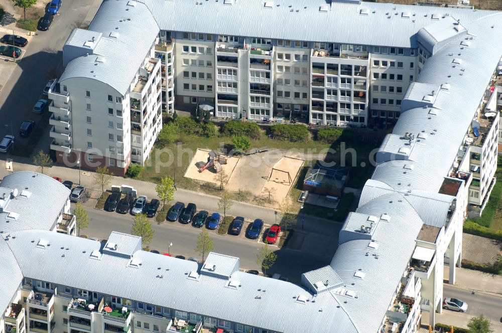 Aerial image Berlin - Blick auf das Wohngebiet Weiße Taube in Berlin Hohenschönhausen an der Schalkauer Strasse. Die Wohnhäuser entstanden auf dem Gelände einer ehemaligen Gärtnerei. View of the residential area White Dove in Berlin at the Hohenschönhausen Schalkauer Street. The houses built on the site of a former nursery.