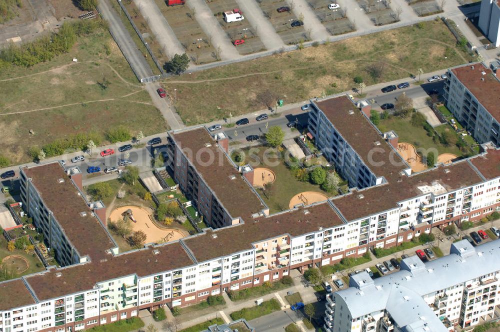 Aerial photograph Berlin - Blick auf das Wohngebiet Weiße Taube in Berlin Hohenschönhausen an der Schalkauer Strasse. Die Wohnhäuser entstanden auf dem Gelände einer ehemaligen Gärtnerei. View of the residential area White Dove in Berlin at the Hohenschönhausen Schalkauer Street. The houses built on the site of a former nursery.