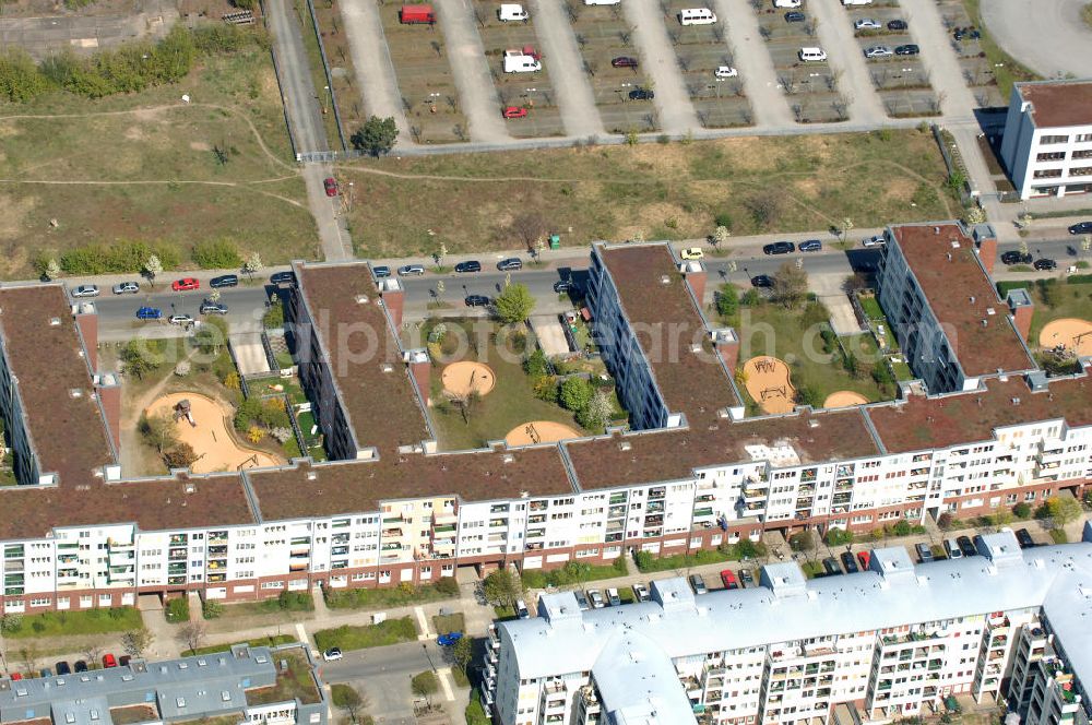 Berlin from above - Blick auf das Wohngebiet Weiße Taube in Berlin Hohenschönhausen an der Schalkauer Strasse. Die Wohnhäuser entstanden auf dem Gelände einer ehemaligen Gärtnerei. View of the residential area White Dove in Berlin at the Hohenschönhausen Schalkauer Street. The houses built on the site of a former nursery.