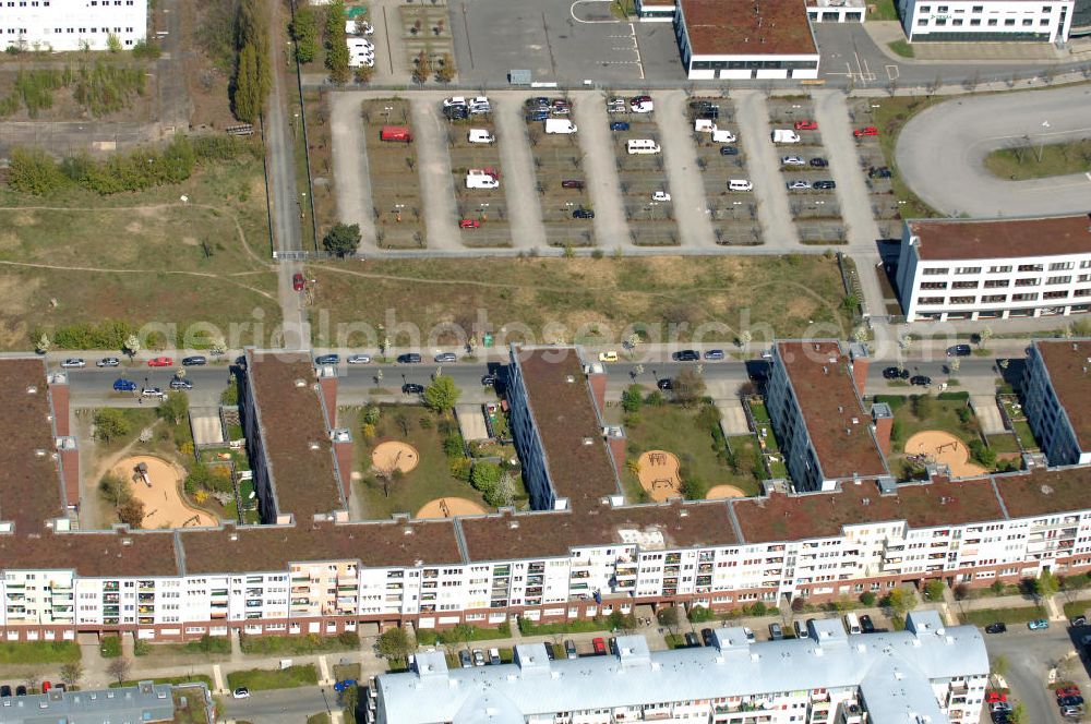 Berlin from the bird's eye view: Blick auf das Wohngebiet Weiße Taube in Berlin Hohenschönhausen an der Schalkauer Strasse. Die Wohnhäuser entstanden auf dem Gelände einer ehemaligen Gärtnerei. View of the residential area White Dove in Berlin at the Hohenschönhausen Schalkauer Street. The houses built on the site of a former nursery.