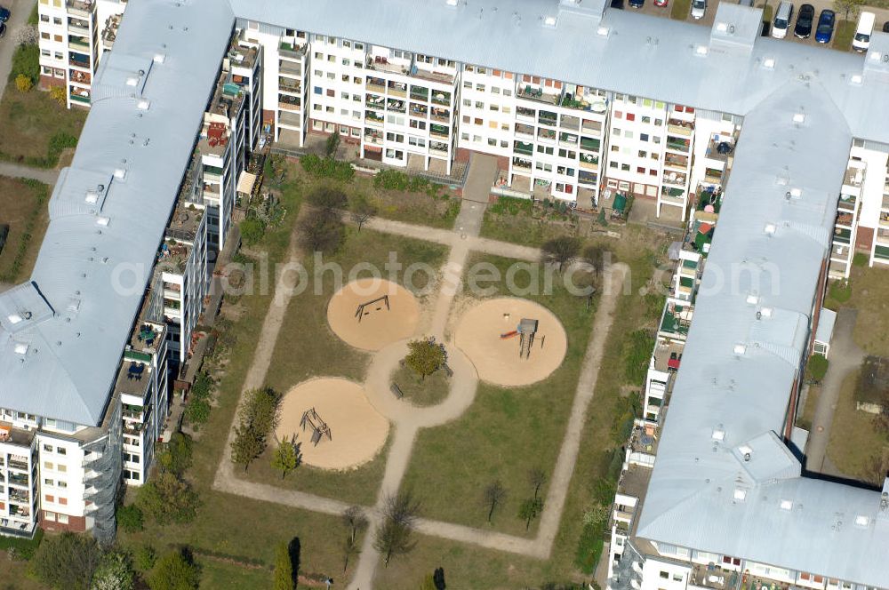 Aerial image Berlin - Blick auf das Wohngebiet Weiße Taube in Berlin Hohenschönhausen an der Schalkauer Strasse. Die Wohnhäuser entstanden auf dem Gelände einer ehemaligen Gärtnerei. View of the residential area White Dove in Berlin at the Hohenschönhausen Schalkauer Street. The houses built on the site of a former nursery.