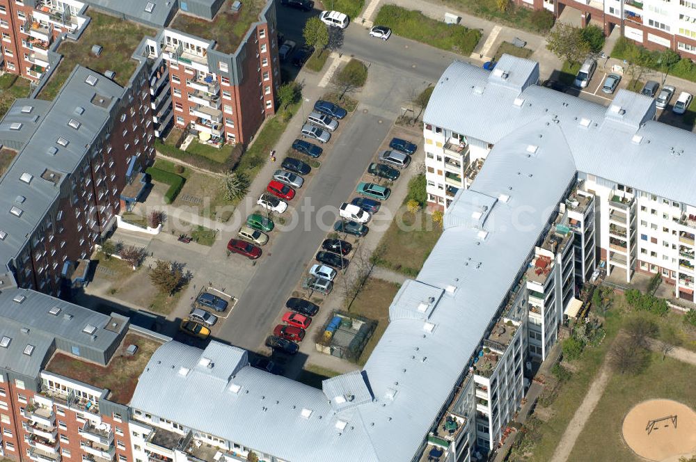 Berlin from above - Blick auf das Wohngebiet Weiße Taube in Berlin Hohenschönhausen an der Schalkauer Strasse. Die Wohnhäuser entstanden auf dem Gelände einer ehemaligen Gärtnerei. View of the residential area White Dove in Berlin at the Hohenschönhausen Schalkauer Street. The houses built on the site of a former nursery.