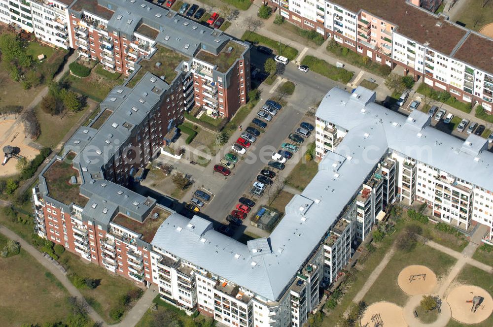 Berlin from the bird's eye view: Blick auf das Wohngebiet Weiße Taube in Berlin Hohenschönhausen an der Schalkauer Strasse. Die Wohnhäuser entstanden auf dem Gelände einer ehemaligen Gärtnerei. View of the residential area White Dove in Berlin at the Hohenschönhausen Schalkauer Street. The houses built on the site of a former nursery.