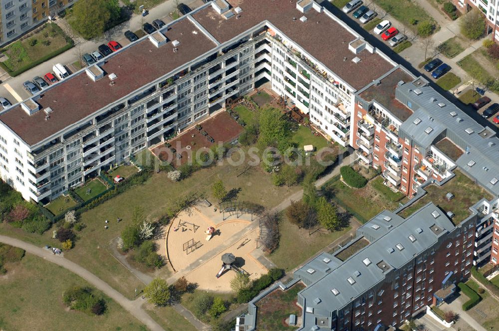 Aerial image Berlin - Blick auf das Wohngebiet Weiße Taube in Berlin Hohenschönhausen an der Schalkauer Strasse. Die Wohnhäuser entstanden auf dem Gelände einer ehemaligen Gärtnerei. View of the residential area White Dove in Berlin at the Hohenschönhausen Schalkauer Street. The houses built on the site of a former nursery.