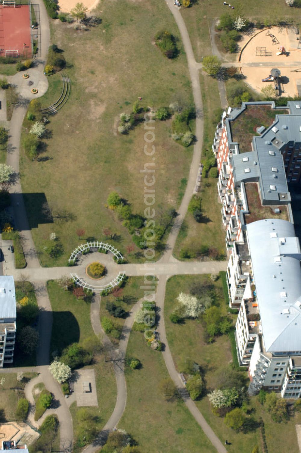 Aerial photograph Berlin - Blick auf das Wohngebiet Weiße Taube in Berlin Hohenschönhausen an der Schalkauer Strasse. Die Wohnhäuser entstanden auf dem Gelände einer ehemaligen Gärtnerei. View of the residential area White Dove in Berlin at the Hohenschönhausen Schalkauer Street. The houses built on the site of a former nursery.