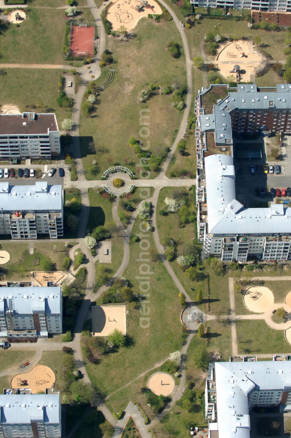 Berlin from above - Blick auf das Wohngebiet Weiße Taube in Berlin Hohenschönhausen an der Schalkauer Strasse. Die Wohnhäuser entstanden auf dem Gelände einer ehemaligen Gärtnerei. View of the residential area White Dove in Berlin at the Hohenschönhausen Schalkauer Street. The houses built on the site of a former nursery.