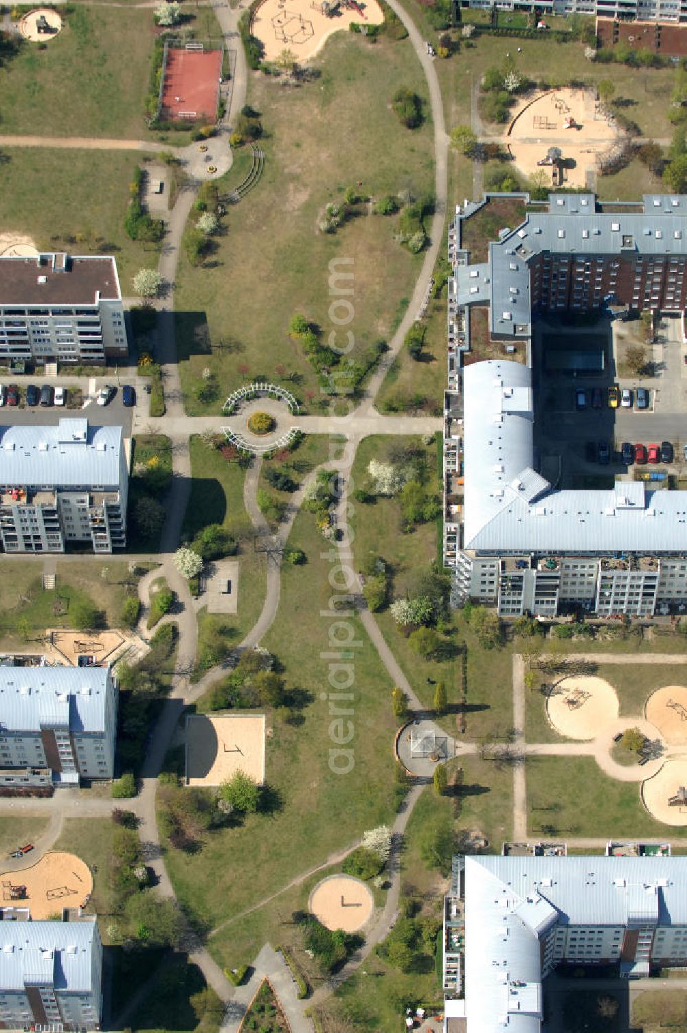 Berlin from the bird's eye view: Blick auf das Wohngebiet Weiße Taube in Berlin Hohenschönhausen an der Schalkauer Strasse. Die Wohnhäuser entstanden auf dem Gelände einer ehemaligen Gärtnerei. View of the residential area White Dove in Berlin at the Hohenschönhausen Schalkauer Street. The houses built on the site of a former nursery.