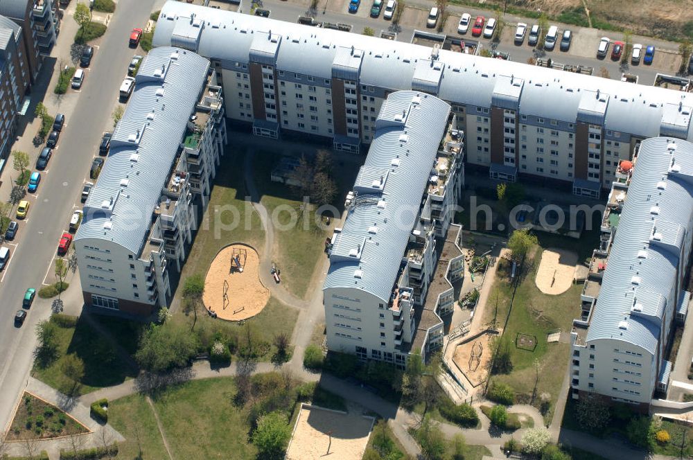 Aerial image Berlin - Blick auf das Wohngebiet Weiße Taube in Berlin Hohenschönhausen an der Schalkauer Strasse. Die Wohnhäuser entstanden auf dem Gelände einer ehemaligen Gärtnerei. View of the residential area White Dove in Berlin at the Hohenschönhausen Schalkauer Street. The houses built on the site of a former nursery.