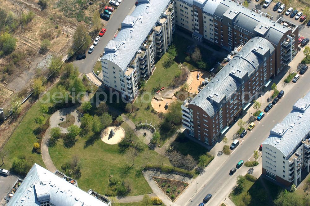 Aerial photograph Berlin - Blick auf das Wohngebiet Weiße Taube in Berlin Hohenschönhausen an der Schalkauer Strasse. Die Wohnhäuser entstanden auf dem Gelände einer ehemaligen Gärtnerei. View of the residential area White Dove in Berlin at the Hohenschönhausen Schalkauer Street. The houses built on the site of a former nursery.