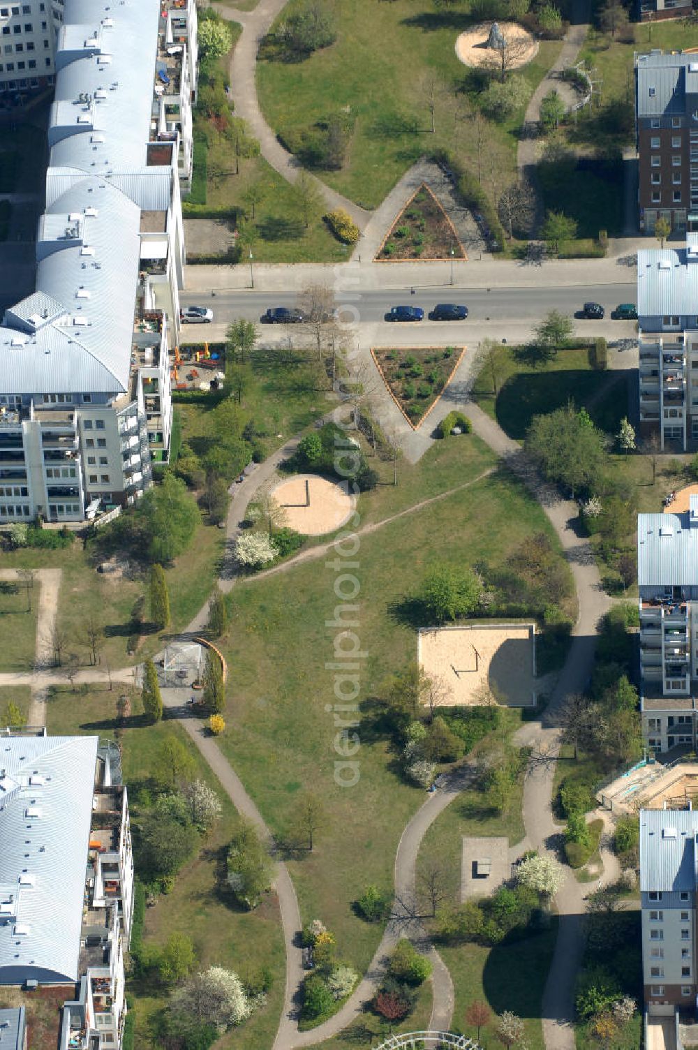 Aerial image Berlin - Blick auf das Wohngebiet Weiße Taube in Berlin Hohenschönhausen an der Schalkauer Strasse. Die Wohnhäuser entstanden auf dem Gelände einer ehemaligen Gärtnerei. View of the residential area White Dove in Berlin at the Hohenschönhausen Schalkauer Street. The houses built on the site of a former nursery.