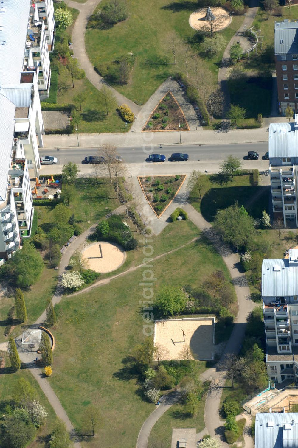 Aerial photograph Berlin - Blick auf das Wohngebiet Weiße Taube in Berlin Hohenschönhausen an der Schalkauer Strasse. Die Wohnhäuser entstanden auf dem Gelände einer ehemaligen Gärtnerei. View of the residential area White Dove in Berlin at the Hohenschönhausen Schalkauer Street. The houses built on the site of a former nursery.