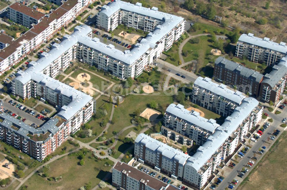 Berlin from above - Blick auf das Wohngebiet Weiße Taube in Berlin Hohenschönhausen an der Schalkauer Strasse. Die Wohnhäuser entstanden auf dem Gelände einer ehemaligen Gärtnerei. View of the residential area White Dove in Berlin at the Hohenschönhausen Schalkauer Street. The houses built on the site of a former nursery.