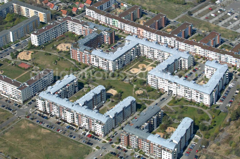 Aerial image Berlin - Blick auf das Wohngebiet Weiße Taube in Berlin Hohenschönhausen an der Schalkauer Strasse. Die Wohnhäuser entstanden auf dem Gelände einer ehemaligen Gärtnerei. View of the residential area White Dove in Berlin at the Hohenschönhausen Schalkauer Street. The houses built on the site of a former nursery.