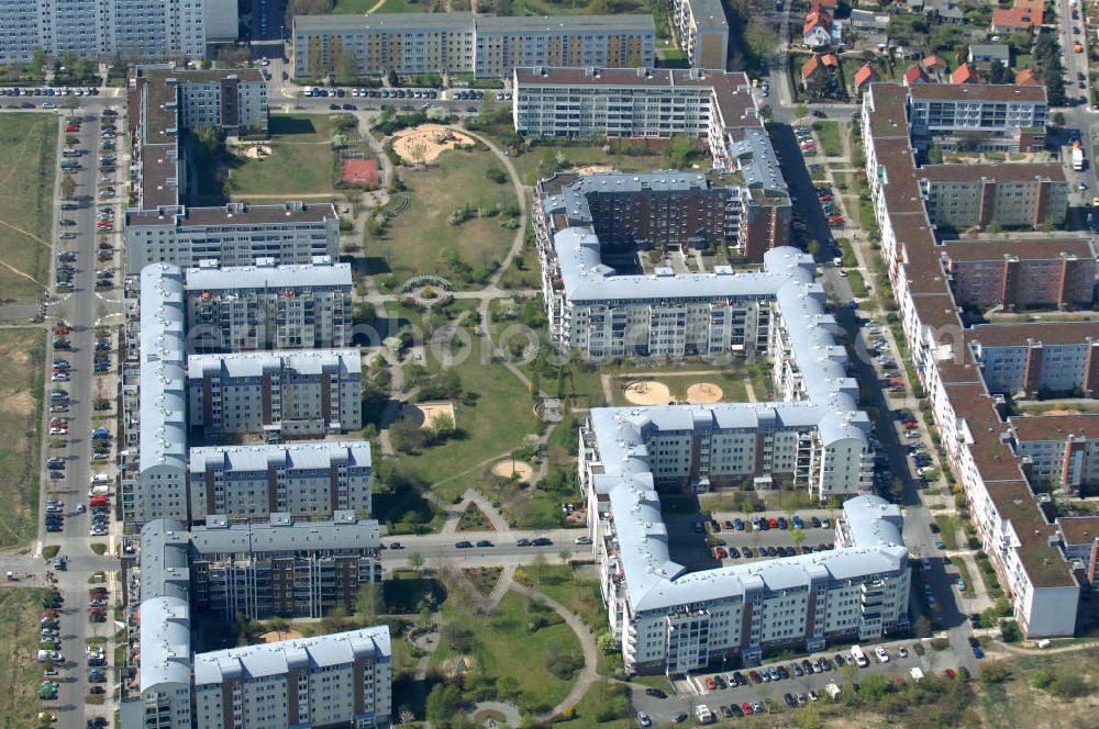 Aerial photograph Berlin - Blick auf das Wohngebiet Weiße Taube in Berlin Hohenschönhausen an der Schalkauer Strasse. Die Wohnhäuser entstanden auf dem Gelände einer ehemaligen Gärtnerei. View of the residential area White Dove in Berlin at the Hohenschönhausen Schalkauer Street. The houses built on the site of a former nursery.