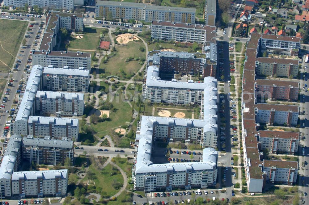 Berlin from above - Blick auf das Wohngebiet Weiße Taube in Berlin Hohenschönhausen an der Schalkauer Strasse. Die Wohnhäuser entstanden auf dem Gelände einer ehemaligen Gärtnerei. View of the residential area White Dove in Berlin at the Hohenschönhausen Schalkauer Street. The houses built on the site of a former nursery.