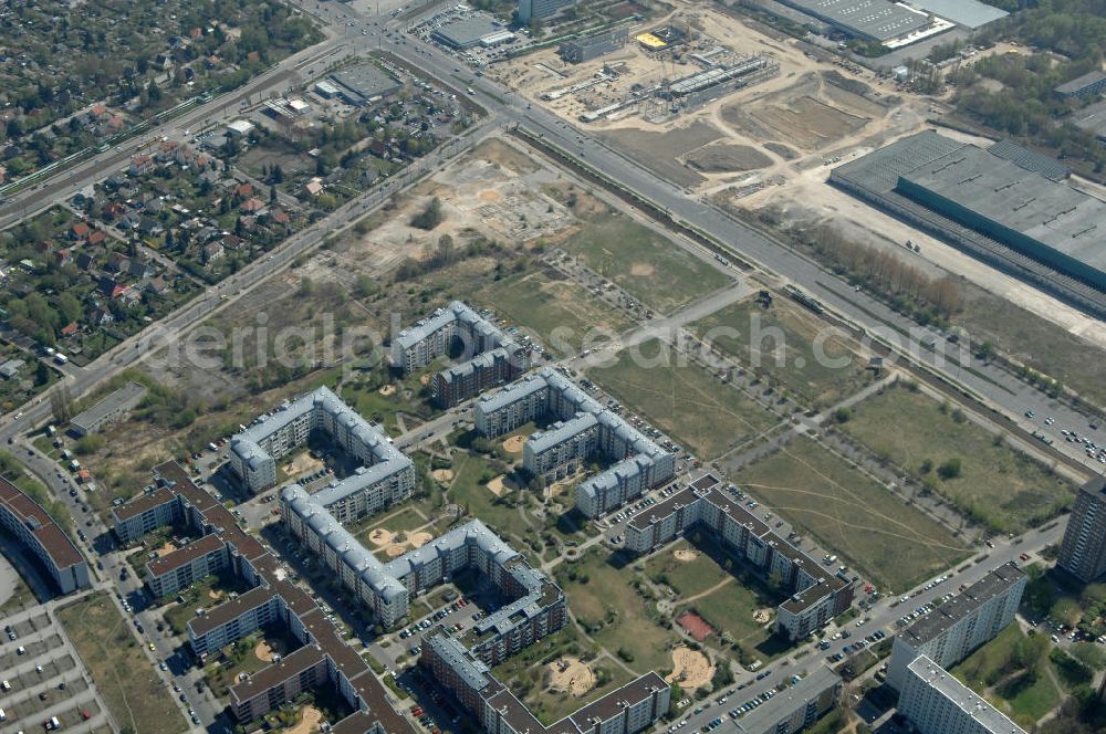 Berlin from the bird's eye view: Blick auf das Wohngebiet Weiße Taube in Berlin Hohenschönhausen an der Schalkauer Strasse. Die Wohnhäuser entstanden auf dem Gelände einer ehemaligen Gärtnerei. View of the residential area White Dove in Berlin at the Hohenschönhausen Schalkauer Street. The houses built on the site of a former nursery.