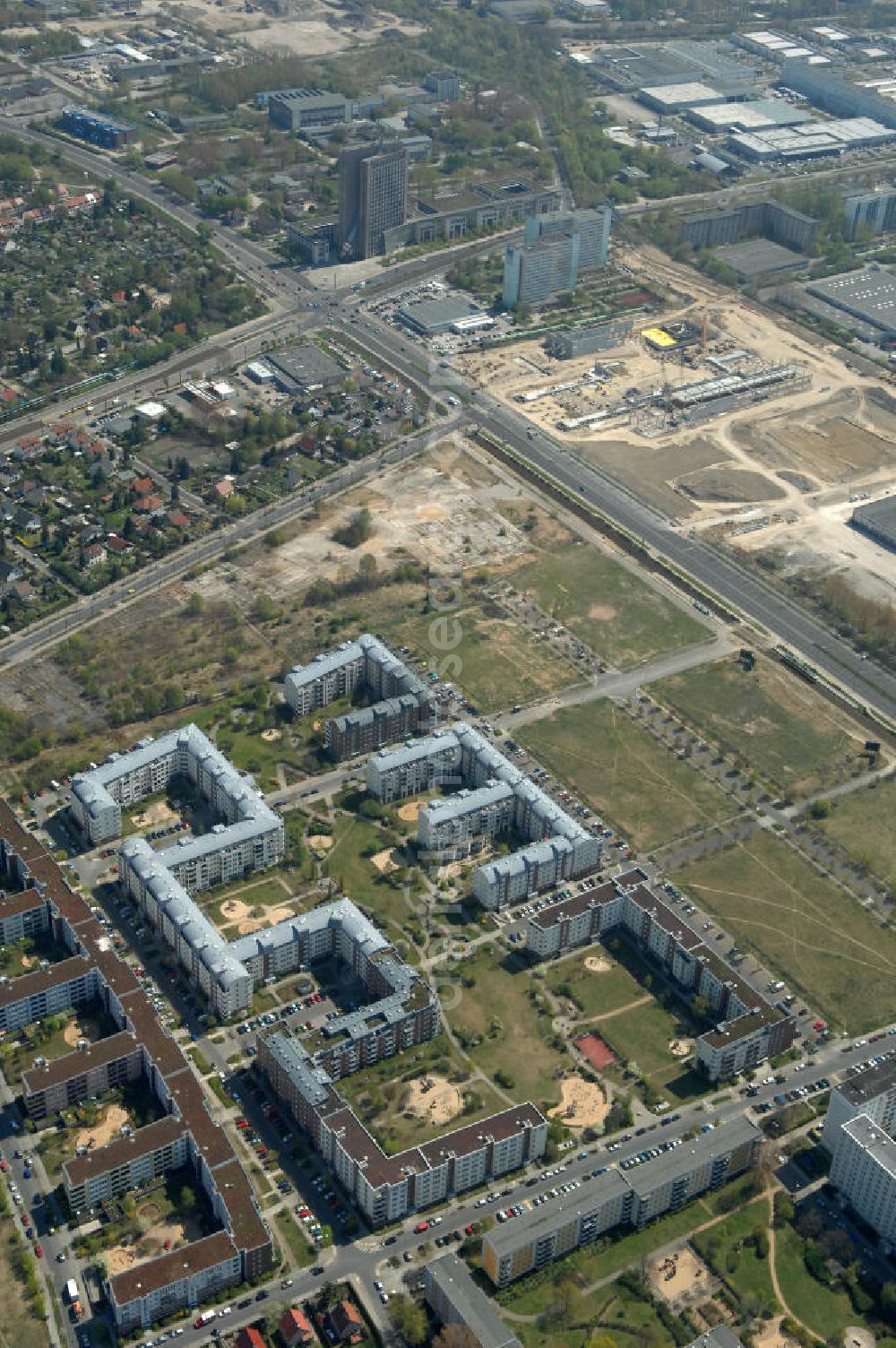 Aerial image Berlin - Blick auf das Wohngebiet Weiße Taube in Berlin Hohenschönhausen an der Schalkauer Strasse. Die Wohnhäuser entstanden auf dem Gelände einer ehemaligen Gärtnerei. View of the residential area White Dove in Berlin at the Hohenschönhausen Schalkauer Street. The houses built on the site of a former nursery.