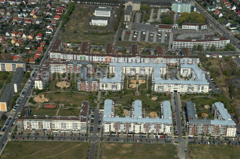 Aerial photograph Berlin - Blick auf das Wohngebiet Weiße Taube in Berlin Hohenschönhausen an der Schalkauer Strasse. Die Wohnhäuser entstanden auf dem Gelände einer ehemaligen Gärtnerei. View of the residential area White Dove in Berlin at the Hohenschönhausen Schalkauer Street. The houses built on the site of a former nursery.