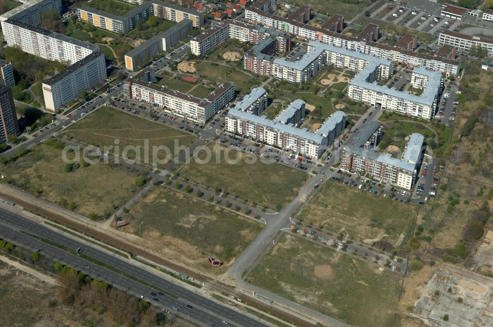 Berlin from above - Blick auf das Wohngebiet Weiße Taube in Berlin Hohenschönhausen an der Schalkauer Strasse. Die Wohnhäuser entstanden auf dem Gelände einer ehemaligen Gärtnerei. View of the residential area White Dove in Berlin at the Hohenschönhausen Schalkauer Street. The houses built on the site of a former nursery.