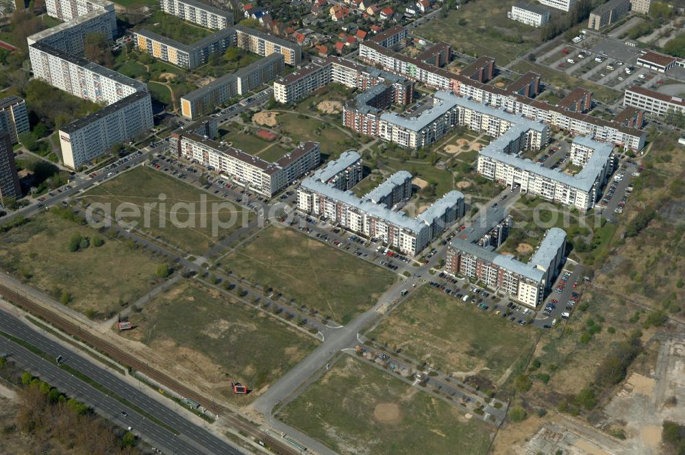 Berlin from the bird's eye view: Blick auf das Wohngebiet Weiße Taube in Berlin Hohenschönhausen an der Schalkauer Strasse. Die Wohnhäuser entstanden auf dem Gelände einer ehemaligen Gärtnerei. View of the residential area White Dove in Berlin at the Hohenschönhausen Schalkauer Street. The houses built on the site of a former nursery.