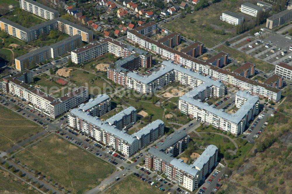 Aerial image Berlin - Blick auf das Wohngebiet Weiße Taube in Berlin Hohenschönhausen an der Schalkauer Strasse. Die Wohnhäuser entstanden auf dem Gelände einer ehemaligen Gärtnerei. View of the residential area White Dove in Berlin at the Hohenschönhausen Schalkauer Street. The houses built on the site of a former nursery.