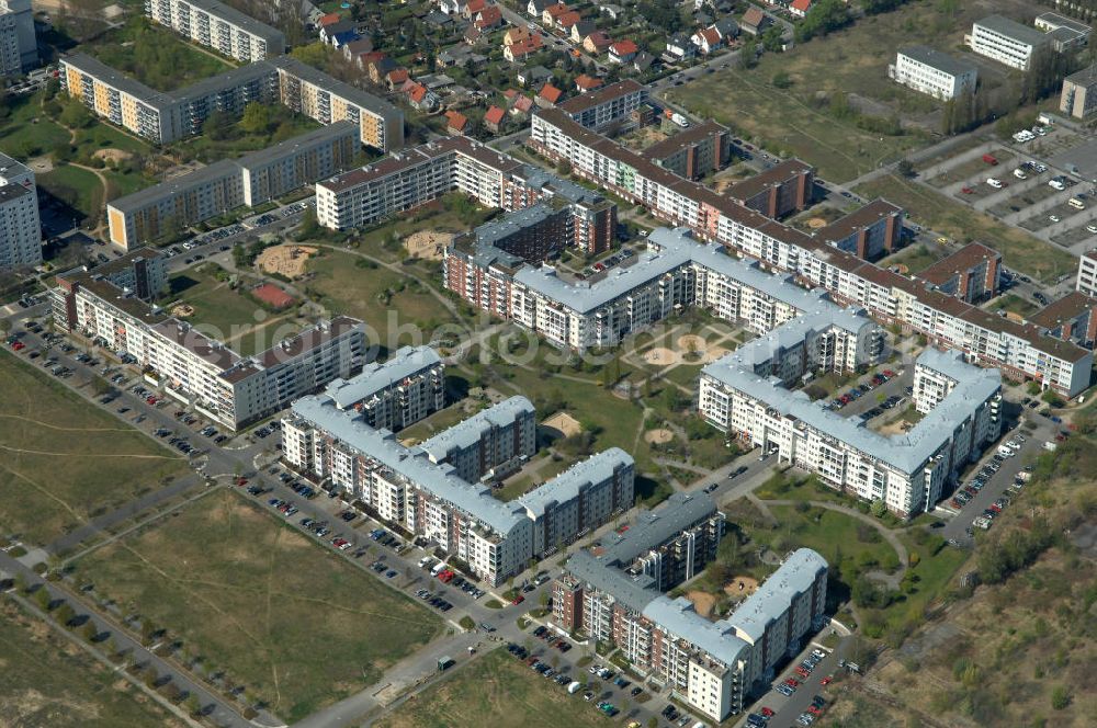 Aerial photograph Berlin - Blick auf das Wohngebiet Weiße Taube in Berlin Hohenschönhausen an der Schalkauer Strasse. Die Wohnhäuser entstanden auf dem Gelände einer ehemaligen Gärtnerei. View of the residential area White Dove in Berlin at the Hohenschönhausen Schalkauer Street. The houses built on the site of a former nursery.