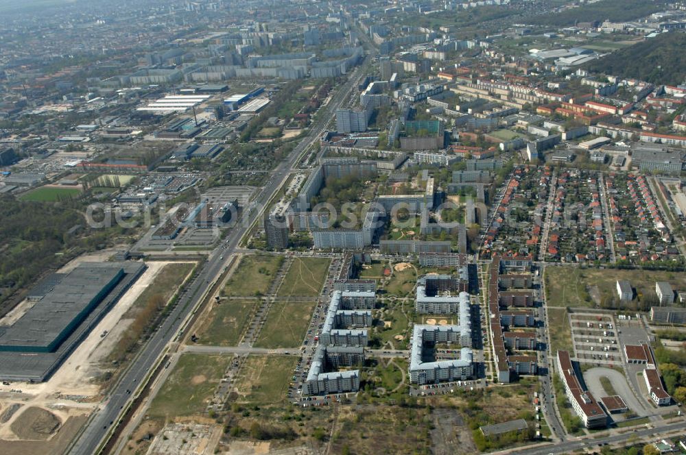 Berlin from above - Blick auf das Wohngebiet Weiße Taube in Berlin Hohenschönhausen an der Schalkauer Strasse. Die Wohnhäuser entstanden auf dem Gelände einer ehemaligen Gärtnerei. View of the residential area White Dove in Berlin at the Hohenschönhausen Schalkauer Street. The houses built on the site of a former nursery.