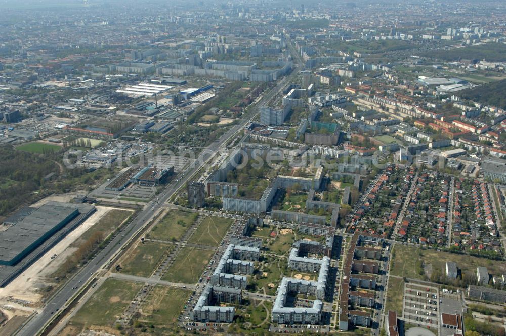 Berlin from the bird's eye view: Blick auf das Wohngebiet Weiße Taube in Berlin Hohenschönhausen an der Schalkauer Strasse. Die Wohnhäuser entstanden auf dem Gelände einer ehemaligen Gärtnerei. View of the residential area White Dove in Berlin at the Hohenschönhausen Schalkauer Street. The houses built on the site of a former nursery.