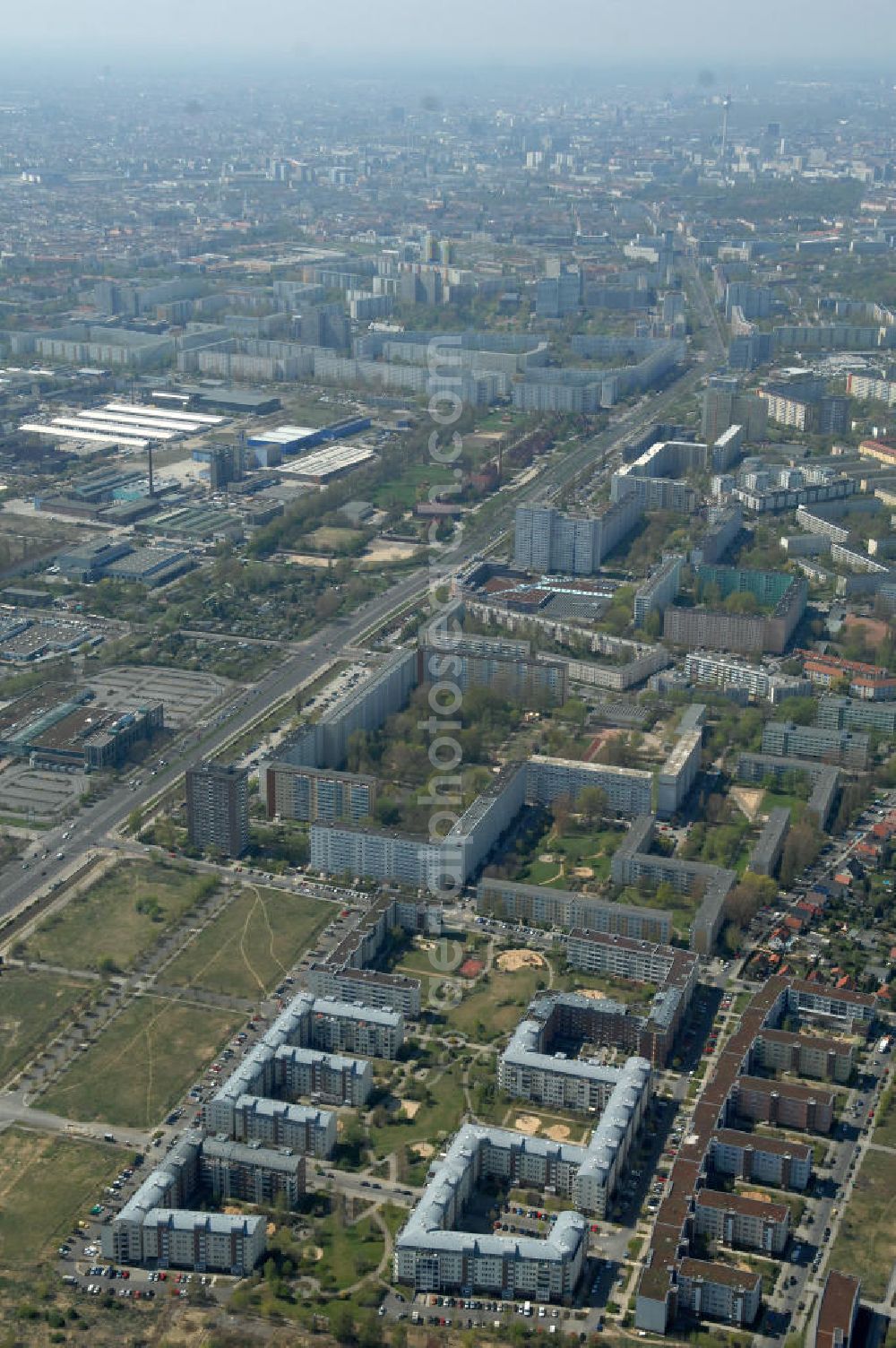 Aerial image Berlin - Blick auf das Wohngebiet Weiße Taube in Berlin Hohenschönhausen an der Schalkauer Strasse. Die Wohnhäuser entstanden auf dem Gelände einer ehemaligen Gärtnerei. View of the residential area White Dove in Berlin at the Hohenschönhausen Schalkauer Street. The houses built on the site of a former nursery.