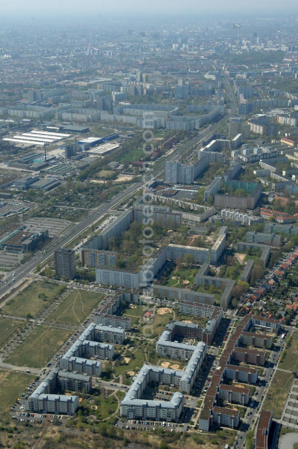 Aerial photograph Berlin - Blick auf das Wohngebiet Weiße Taube in Berlin Hohenschönhausen an der Schalkauer Strasse. Die Wohnhäuser entstanden auf dem Gelände einer ehemaligen Gärtnerei. View of the residential area White Dove in Berlin at the Hohenschönhausen Schalkauer Street. The houses built on the site of a former nursery.