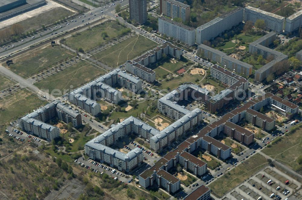 Berlin from above - Blick auf das Wohngebiet Weiße Taube in Berlin Hohenschönhausen an der Schalkauer Strasse. Die Wohnhäuser entstanden auf dem Gelände einer ehemaligen Gärtnerei. View of the residential area White Dove in Berlin at the Hohenschönhausen Schalkauer Street. The houses built on the site of a former nursery.