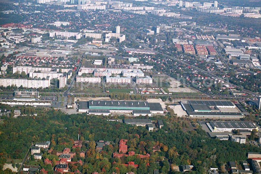 Berlin-Hohenschönhausen from above - Blick auf das Wohngebiet Weiße Taube der Unternehmensgruppe Max Aicher an der Schalkauer Straße / Landsberger Allee in Berlin - Hohenschönhausen. Mit im Bild die Abrißflächen der alten WTB-Lagerhallen an der landsberger Allee, dem ursprünglich geplanten Neubaufeld eines IKEA-Einrichtungshauses.