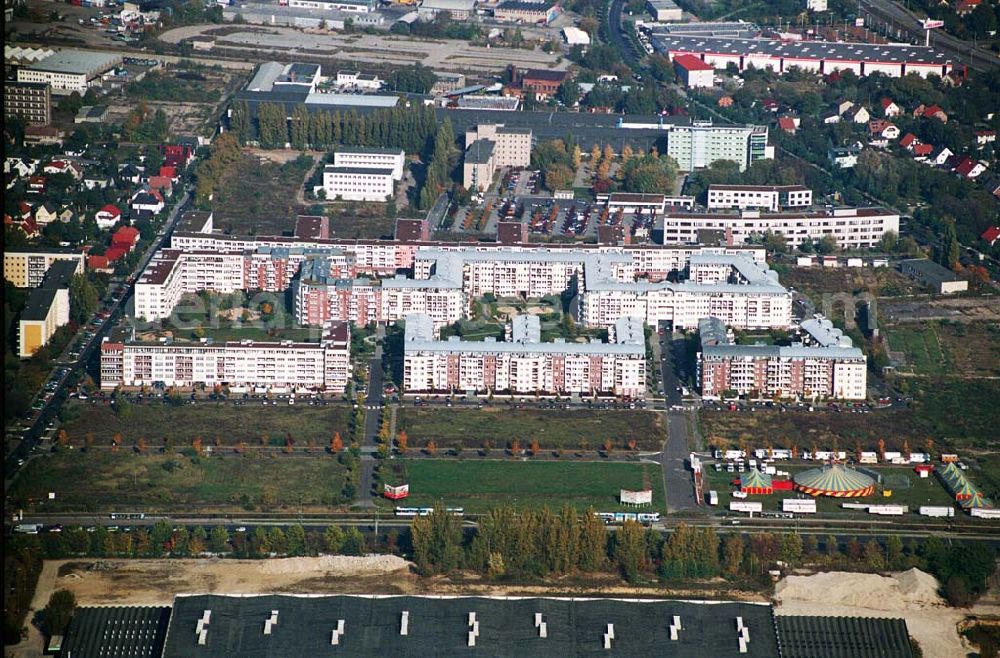 Berlin-Hohenschönhausen from the bird's eye view: Blick auf das Wohngebiet Weiße Taube der Unternehmensgruppe Max Aicher an der Schalkauer Straße / Landsberger Allee in Berlin - Hohenschönhausen.